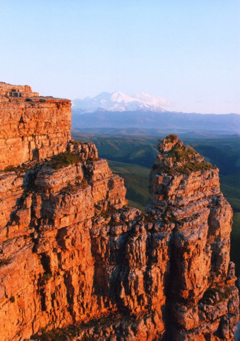 Скалы горы Большой Бермамыт (2592 м).В 30 км к юго-западу от Кисловодска. Учкекен, Россия