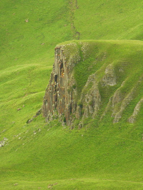 Скала на южном склоне Большого Бермамыта. Учкекен, Россия