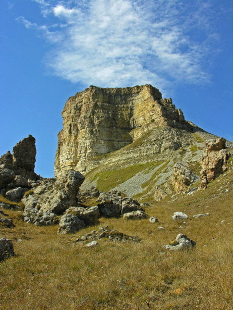 Гора Малый Бермамыт (2644 м) и её скалы. Учкекен, Россия