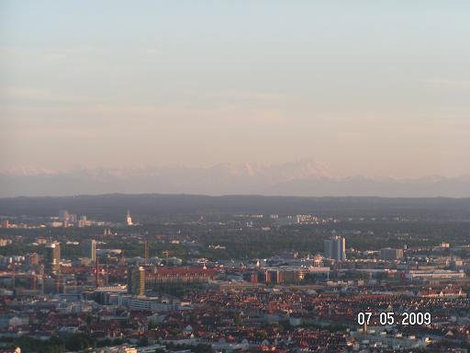 Альпы отчётливо видны Мюнхен, Германия