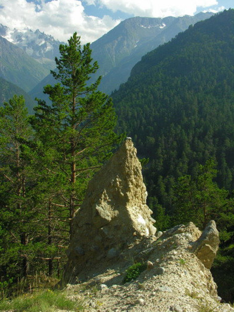 Подъём вверх вдоль реки Ирик к перевалу Ирикчат. Кабардино-Балкария, Россия
