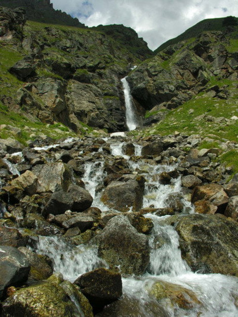 Подъём вверх вдоль реки Ирик к перевалу Ирикчат. Кабардино-Балкария, Россия