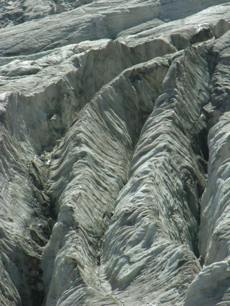 Дорога от перевала до базового лагеря пролегает через ледник Ирикчат разорванный глубокими трещинами. Кабардино-Балкария, Россия