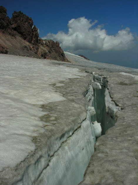 Ледник Ирикчат разорванный глубокими трещинами. Кабардино-Балкария, Россия