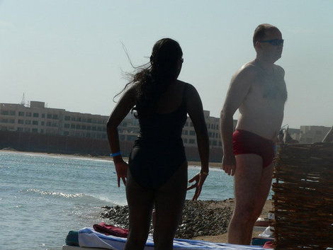 5 дней я недоумевала, зачем эта черная женщина ходит на пляж. А на шестой поняла — любовь! Хургада, Египет