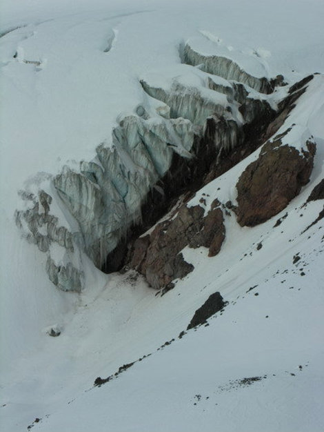 Ледники на Эльбрусе сползая и раскалываясь образуют трещины, иногда достигающие глубины в десятки метров. Кабардино-Балкария, Россия