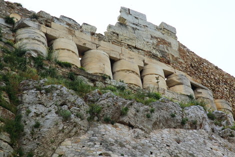 Укрепления, построенные из античных колонн Афины, Греция