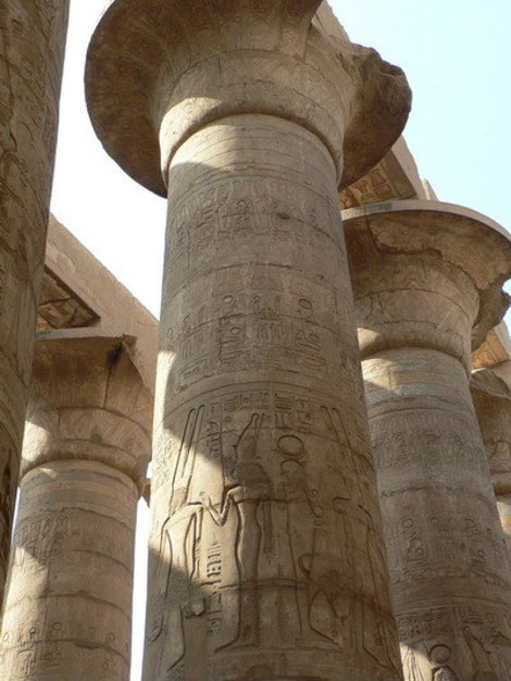 Ряды колонн в Луксорском храме. Луксор, Египет