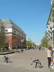 Слева — Третьяковская галерея, справа — Дом писателей