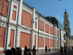 Малый Толмачевский переулок: красное здание — корпус Третьяковской галереи, затем колокольня церкви Николы в Толмачах