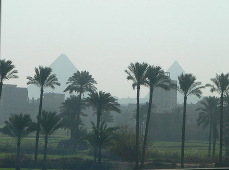 Пирамиды сквозь смог города. Каир, Египет