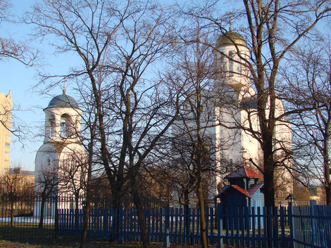 Общий вид Блокадного храма и колокольни. Санкт-Петербург, Россия