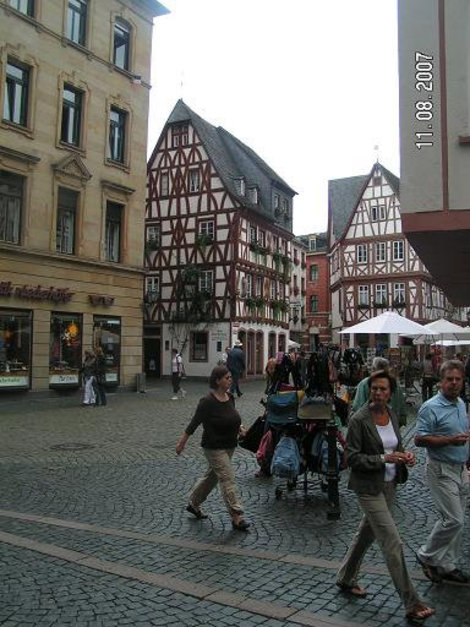 Туристы так и кишат Майнц, Германия