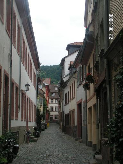 Узкие улочки, примета средневековья Гейдельберг, Германия