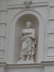 Одна из статуй фасада