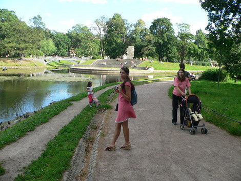 Таврический сад — любимое место горожан. Где еще в центре города погулять с детьми?