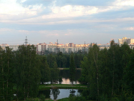 Вид с горы на новостройки. Санкт-Петербург, Россия