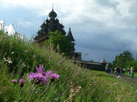 Преображенская церковь, построенная в 1714 году,  — главное сооружение Кижского погоста. Петрозаводск, Россия