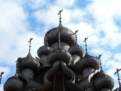 Разновеликие купола, покрытые осиновым лемехом. Петрозаводск, Россия
