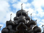 Разновеликие купола, покрытые осиновым лемехом.