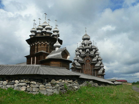 Кижский погост. Крайняя справа — Преображенская церковь, за ней — Покровская церковь. Петрозаводск, Россия
