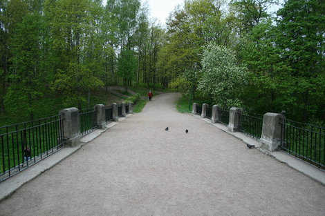 Мост через реку Караста в верхний парк. Ломоносов, Россия