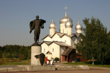 Памятник Александру Невскому у храма  святых Бориса и Глеба.