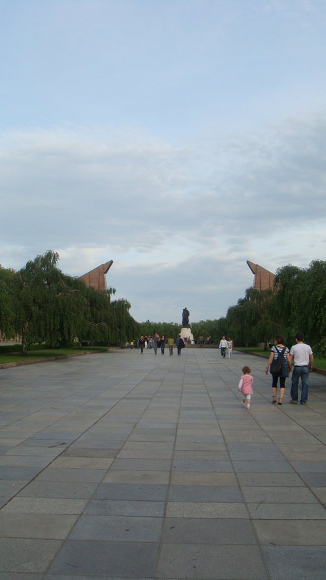 Трептовер парк. Плакучие ивы, склоненные знамена, памятник Берлин, Германия
