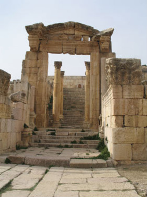 Вход в храм Артемиды Джераш, Иордания