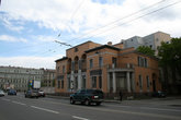 Дом № 48 (угол Карповского переулка) — особняк М. К. Покотиловой, 1909 год, арх. М. С. Лялевич, неоренессанс (стилизация под ренессансную виллу).