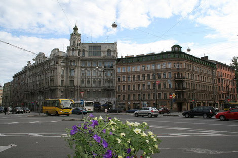 Австрийская площадь расположена на пересечении Каменноостровского проспекта с улицей Мира. Площадь имеет в плане восьмиугольную форму. Санкт-Петербург, Россия