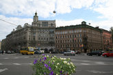 Австрийская площадь расположена на пересечении Каменноостровского проспекта с улицей Мира. Площадь имеет в плане восьмиугольную форму.