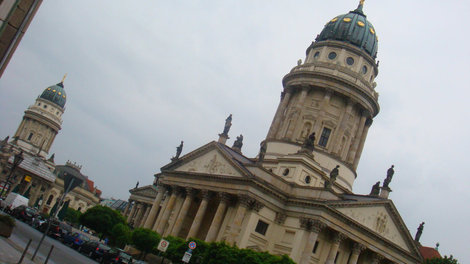 Французский и Немецкий соборы. Немножко выглядывает Концертный зал Берлин, Германия