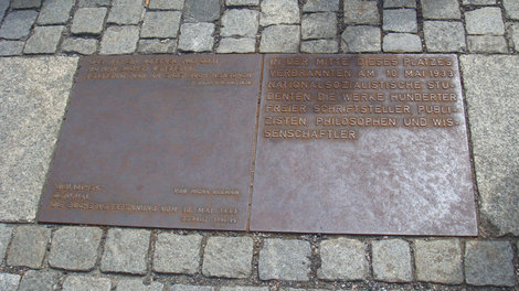 Памятная табличка на площади Бабеля Берлин, Германия
