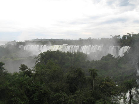 Водопад Игуасу — амфитеатр в два с половиной километра в поперечнике Пуэрто-Игуасу, Аргентина