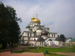 Центр монастыря -золотые купола храма Воскресения Господня.