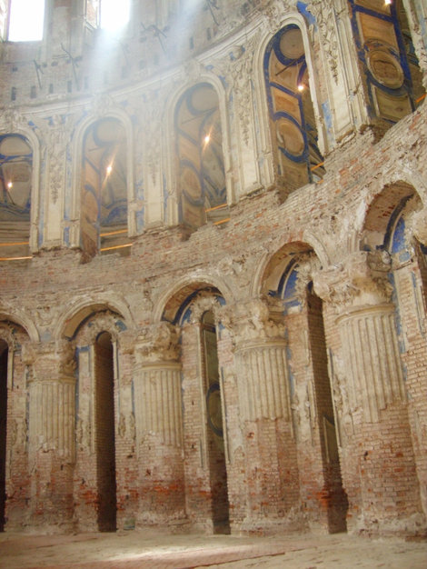 Внутри главного храма ещё много нужно реставрировать. Новый Иерусалим (Истра), Россия