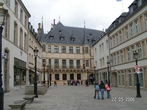 Герцогский дворец прямо по курсу Люксембург, Люксембург