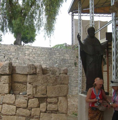 Памятник в  образе Николы Можайского у входа в церковь (работа Потоцкого) Кемер, Турция