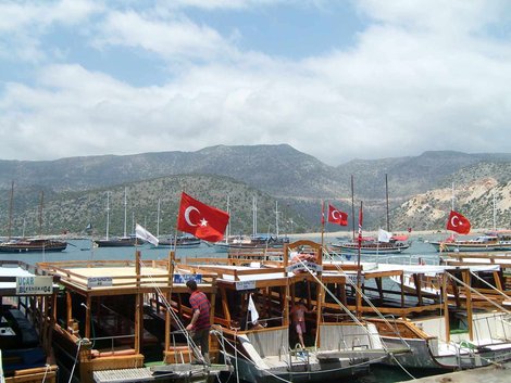 морские судна для туристов Кемер, Турция