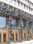 Словенцы на фасаде парламента