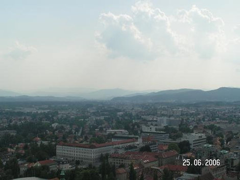 Вдалеке видны предгорья Альп Любляна, Словения