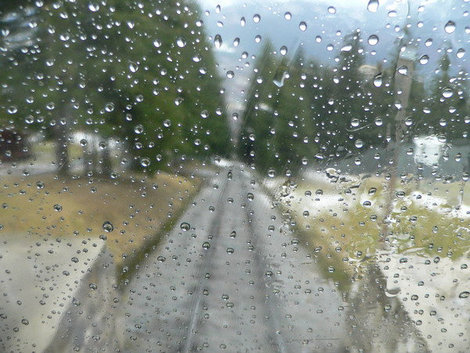 Дождливое окно вагончика фуникулера. Закопане, Польша