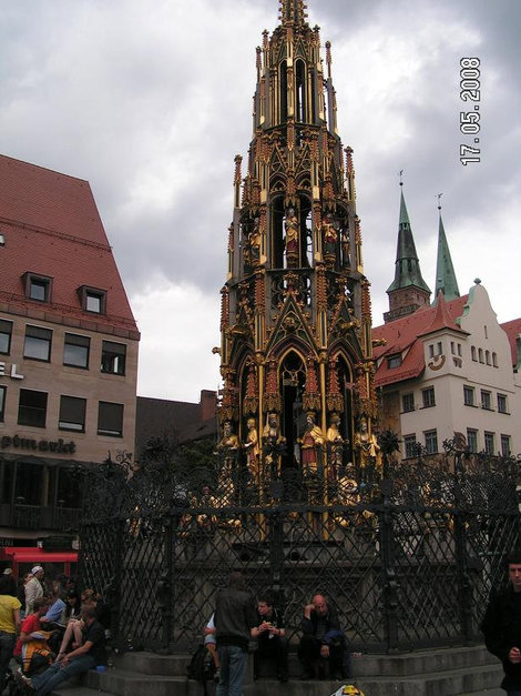 Прославленный фонтан с кольцом для исполнения желаний Нюрнберг, Германия