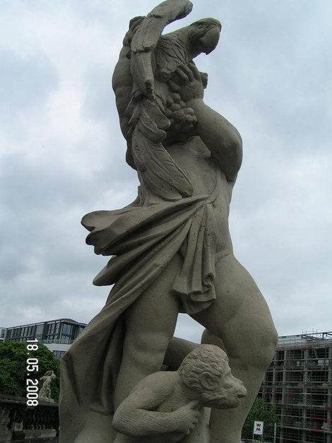Полная символизма статуя на баллюстраде Дрезден, Германия