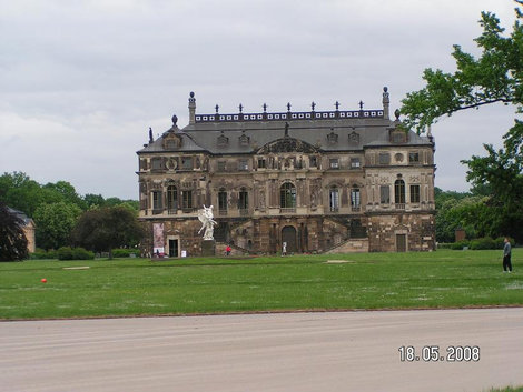Уютный дворец в одном из парков Дрезден, Германия