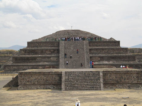 Пирамида Кетцалькоатля (пернатого змея) Мехико, Мексика