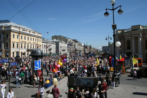 Толпа у Гостиного двора. Санкт-Петербург, Россия