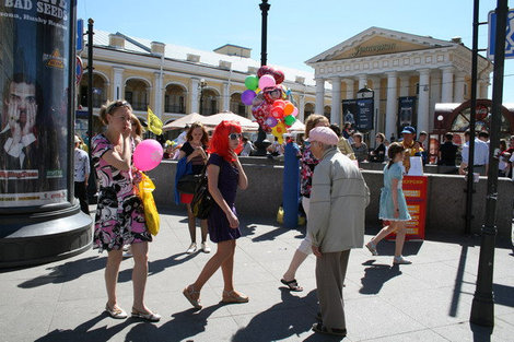 В честь праздника многие жители города нарядились в карнавальные костюмы. Праздничные парики и маски можно было купить прямо на Невском проспекте. Санкт-Петербург, Россия