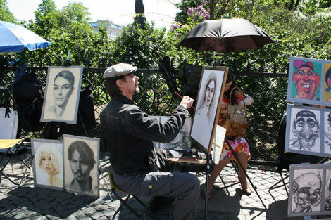 У Катиного сада можно заказать портрет. Художники работают там круглый год в ясную погоду. Санкт-Петербург, Россия